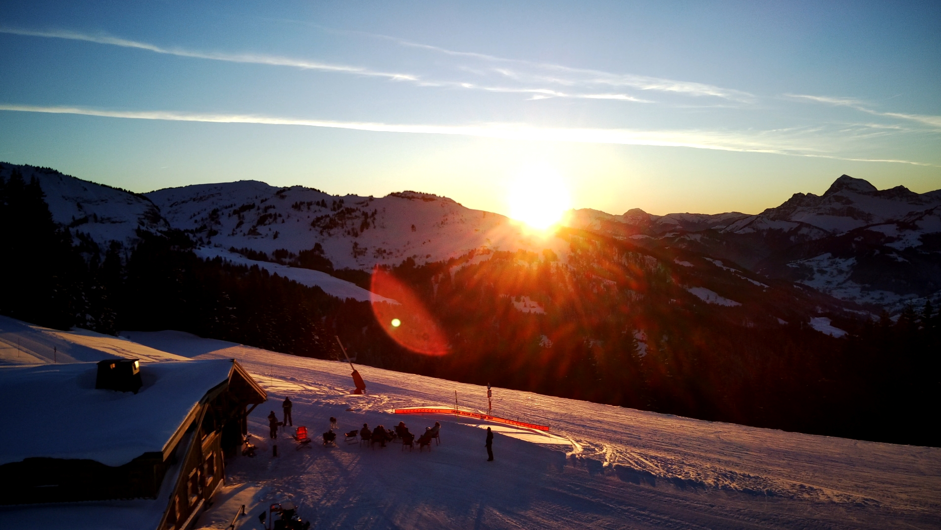 Couché de soleil sur chalet à la montagne 